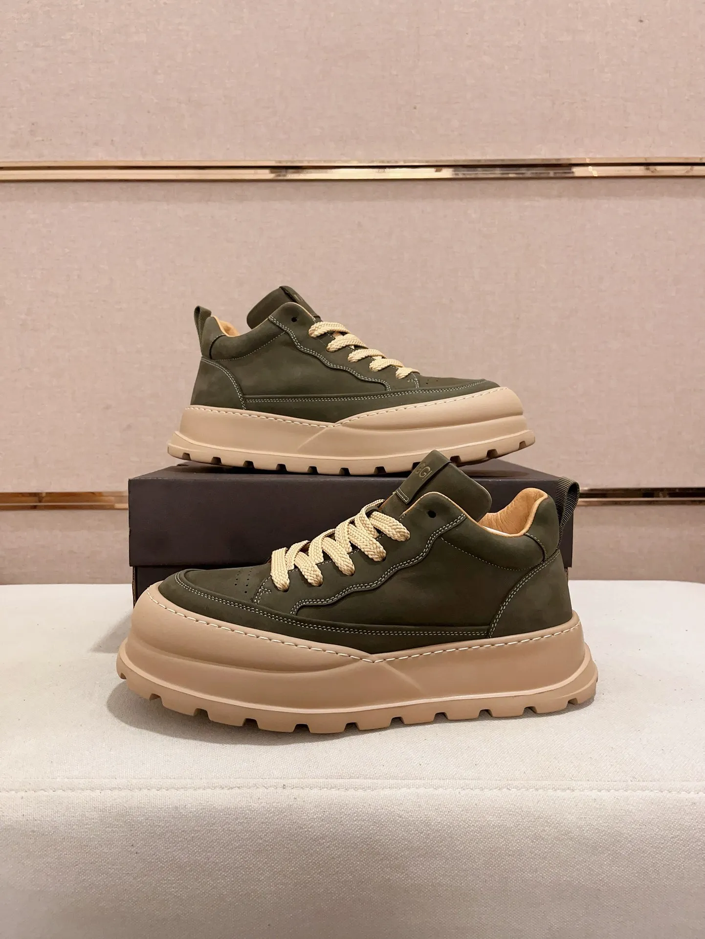 Factory price: 800💰North American men's shoes Ugg ☃️In the special sale of new high-quality men's shoes snow boots in autumn and winter, the nemesis of extreme cold weather! Made of cowhide leather, merino wool lining, and original outsole, whether driving, outdoor or daily wear, there is always one that suits you! Code number 39-44